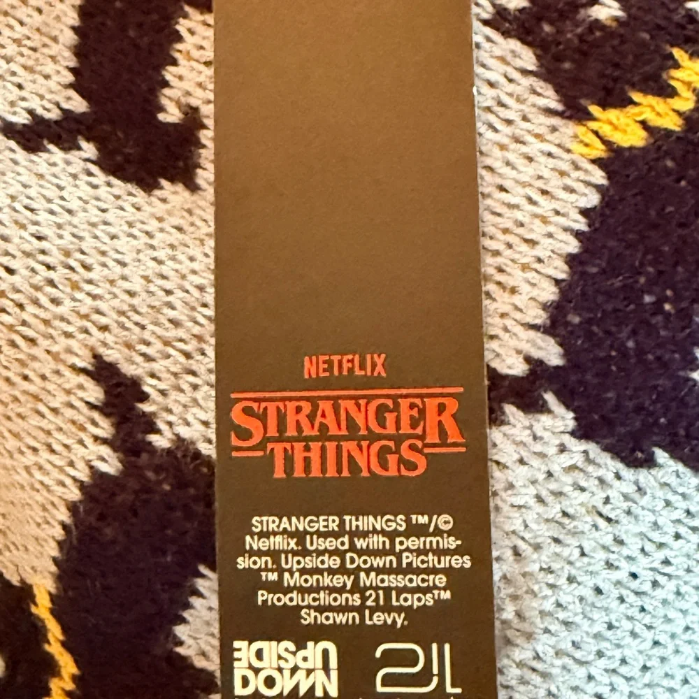 Netflix Stranger Things Scottie Dog Blue Sweater Erica No Boundaries 80s Retro - Picture 7 of 11